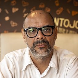 Fabián Casas - 同盜淪落人演員 飾演Maestro