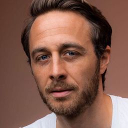 Gabriel Raab 飾演 Baumuller