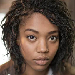 娜歐蜜・艾基 飾演 Whitney Houston