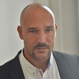 Carlos Fuentes 飾演 Ton