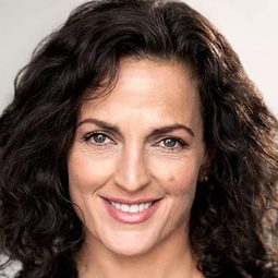 Nicole Ansari-Cox 飾演 Sarah Lawrence