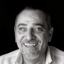 恩里克·維倫 - 殺神十號演員 飾演Teo