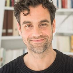 Xavier Robic 飾演 Maxime