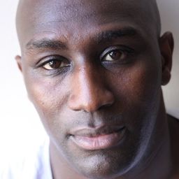 佛克斯豪·賈曼內 飾演 Oliver