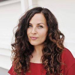 Nora Jokhosha 飾演 Laura