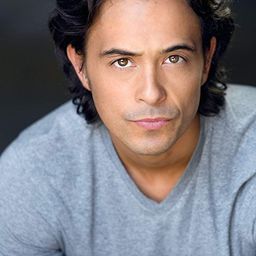 傑森·葛拉索 飾演 Gangly Cop