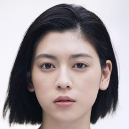 三吉彩花 飾演 Koharu Tsutsumi