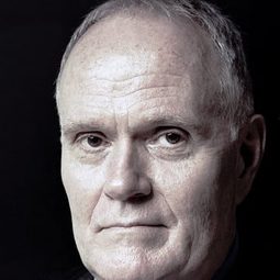 麥克·恩塞 飾演 Mr. Grey