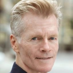 Keith McDermott 飾演 Man in Street