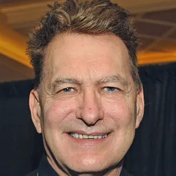 John Bloom 飾演 Warren