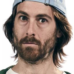 Stephen Oates 飾演 Kevin Doucette