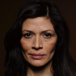 Claudia Coulter 飾演 Mama