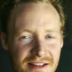 Timothy Morton 飾演 Self