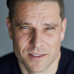 Kiel Kennedy - 脫單舞會演員 飾演Man At Fountain