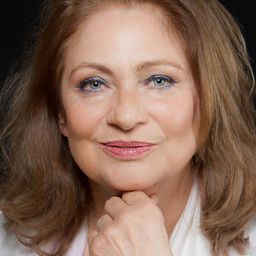 Irén Bordán - 飛速追殺演員 飾演Mrs. Nazareth