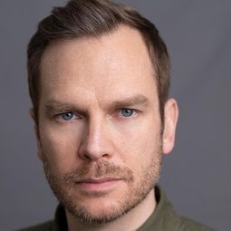 Ali Cook 飾演 Daniel