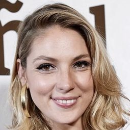 Paloma Bloyd 飾演 Silvia