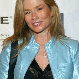 Kimber Sissons 飾演 Donna Traveller