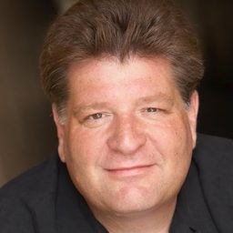 Stephen Lee 飾演 Bruce