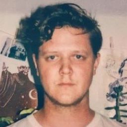 Samuel Summer 飾演 Derrick