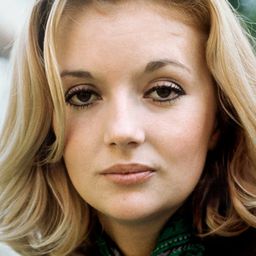 Caroline Cellier 飾演 Emma