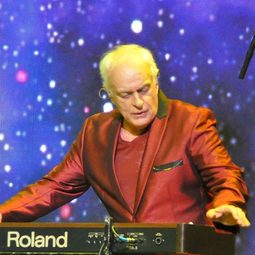 Tony Kaye 飾演 