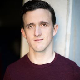 Daniel Monks 飾演 Olly