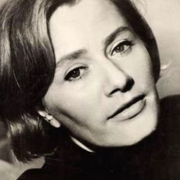 Lissy Tempelhof 飾演 Narrator