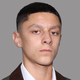 Daniel Frogson 飾演 Wilf