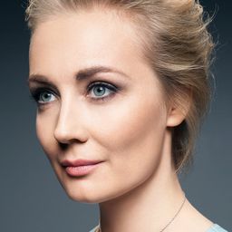 尤莉亞·納瓦納亞 飾演 Self