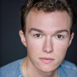 Luke Bosco 飾演 Male Counselor