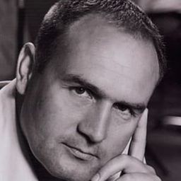 Tomasz Mikołajewski 飾演 Physician