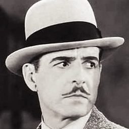 Lloyd Whitlock 飾演 Frank Hayward