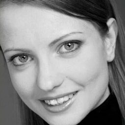 Nina Kaptsova 飾演 Rita