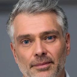 Sandro Brotz 飾演 Presenter of “Arena”