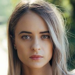 Karina Banno 飾演 Molly