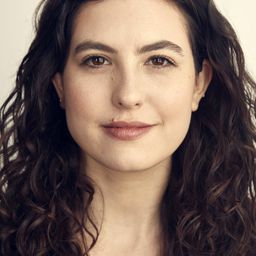 Tedra Millan 飾演 Daphne Stillington