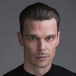 Andrei Alen 飾演 Terapeutti Emil Lindroos