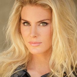 Kelly Greyson 飾演 Emily Dietz