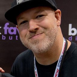 Chad Archibald - 屍控網路 2編劇