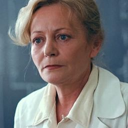 Temessy Hédi 飾演 Cloakroom Attendant