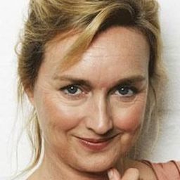 Victoria Longley 飾演 Carver