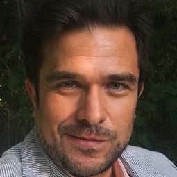 Iván Amaro Bullón 飾演 Miami Sheriff