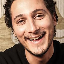 山謬·班比 - 笑笑巴黎夜演員 飾演Self