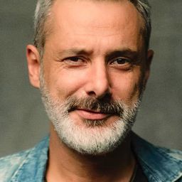 卡米爾·古勒 飾演 Levent