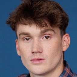 Matthew Lintz 飾演 Victor Van Ravensway