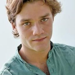 羅倫佐·瑞奇米 飾演 Komandante