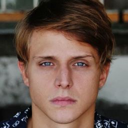 梅林·羅斯 飾演 Rudi