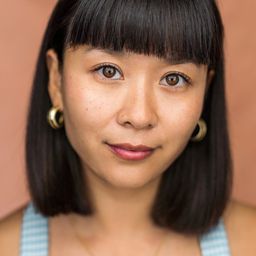 Naomi Christie 飾演 Visa Officer