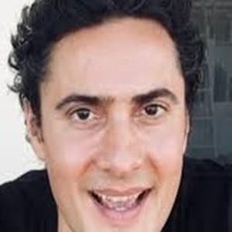 Sandi Dragoi 飾演 Llaves